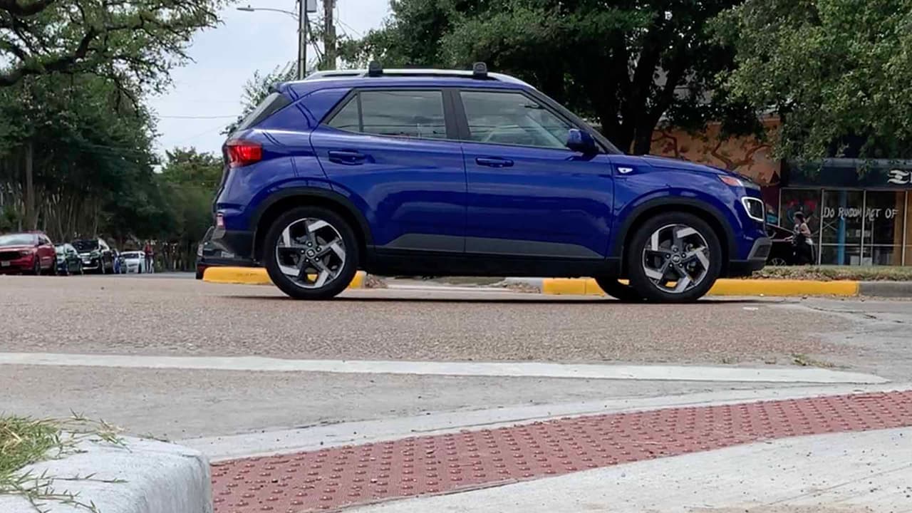 “La distracción con el teléfono celular es una de las causas de muertes en las carreteras. El teléfono es el enemigo más grande en las carreteras”, consideró el oficial Jesús Robles.