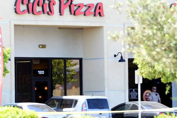 Los empleados y clientes del Walmart fueron llevados a un establecimiento cercano para ser entrevistados por la policía.