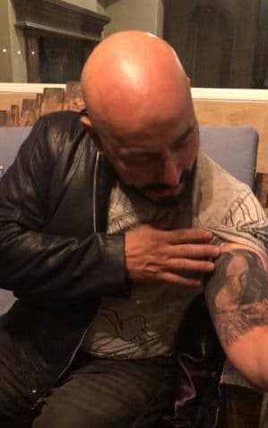 "(El tatuaje) ya estaba ahí, 
<b><a href="https://www.univision.com/famosos/el-se-hizo-ideas-el-mensaje-que-belinda-aplaudio-sobre-su-supuesto-romance-con-lupillo-rivera-fotos" target="_blank">ya estaba la cara ahí</a></b>, ya para dónde me hacía", recordó al verse sumergido en la polémica y cómo debía sacar de ella a su hermano como representante. 
<br>