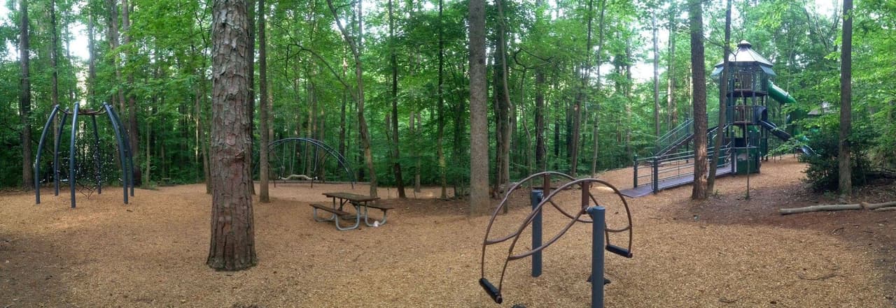 <b>Dunwoody Nature Center </b>
<br>
<b>Sitio web</b>: 
<a href="https://dunwoodynature.org/">https://dunwoodynature.org/</a> 
<br>
<a href="https://maps.app.goo.gl/gE51kLSzkr1ogWRo9"><b>Cómo llegar</b></a>
<b> </b>
<br>
<br>El centro cuenta con un área más tradicional para que los niños trepen, gateen y se balanceen rodeados de árboles y follaje exuberante. Las áreas para niños pequeños y mayores permiten que todos jueguen. Prueba el columpio de cuerda gigante o el balancín moderno.