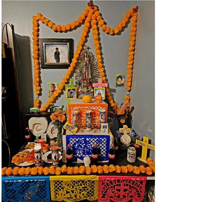 "Bueno nosotros hacemos el altar de Dia de Muertos para honrar a nuestros seres queridos que ya no estan fisicamente con nosotros 🙏🏼"