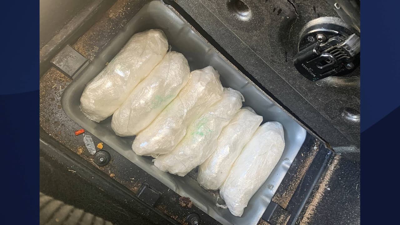 De acuerdo con AZDPS, el sospechoso fue arrestado y registrado en la Cárcel del Condado de Pima por cargos que incluyen 
<i>posesión y transporte de una droga peligrosa para la venta y posesión y transporte de un narcótico para la venta.</i>