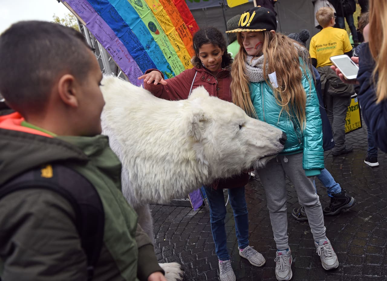 Este oso polar falso fue el centro de atención para los jóvenes en una manifestación de la organización ecologista Greenpeace bajo el lema 'Niños para la Tierra'.