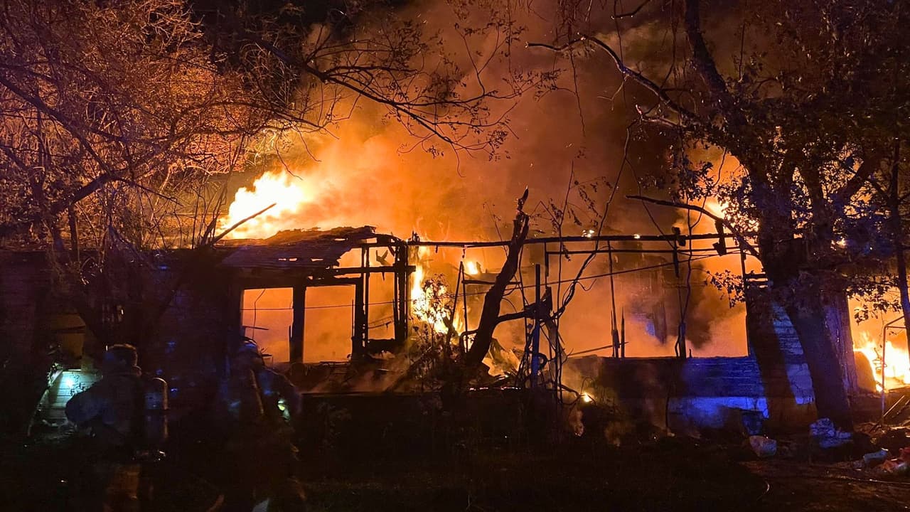 Una familia en el este de Austin vivió una tragedia este lunes en la madrugada, cuando
<b>un incendio arrasó su casa y cobró la vida de un hombre y una mujer. </b>Solo
<b>una persona logró sobrevivir al fuego.</b>