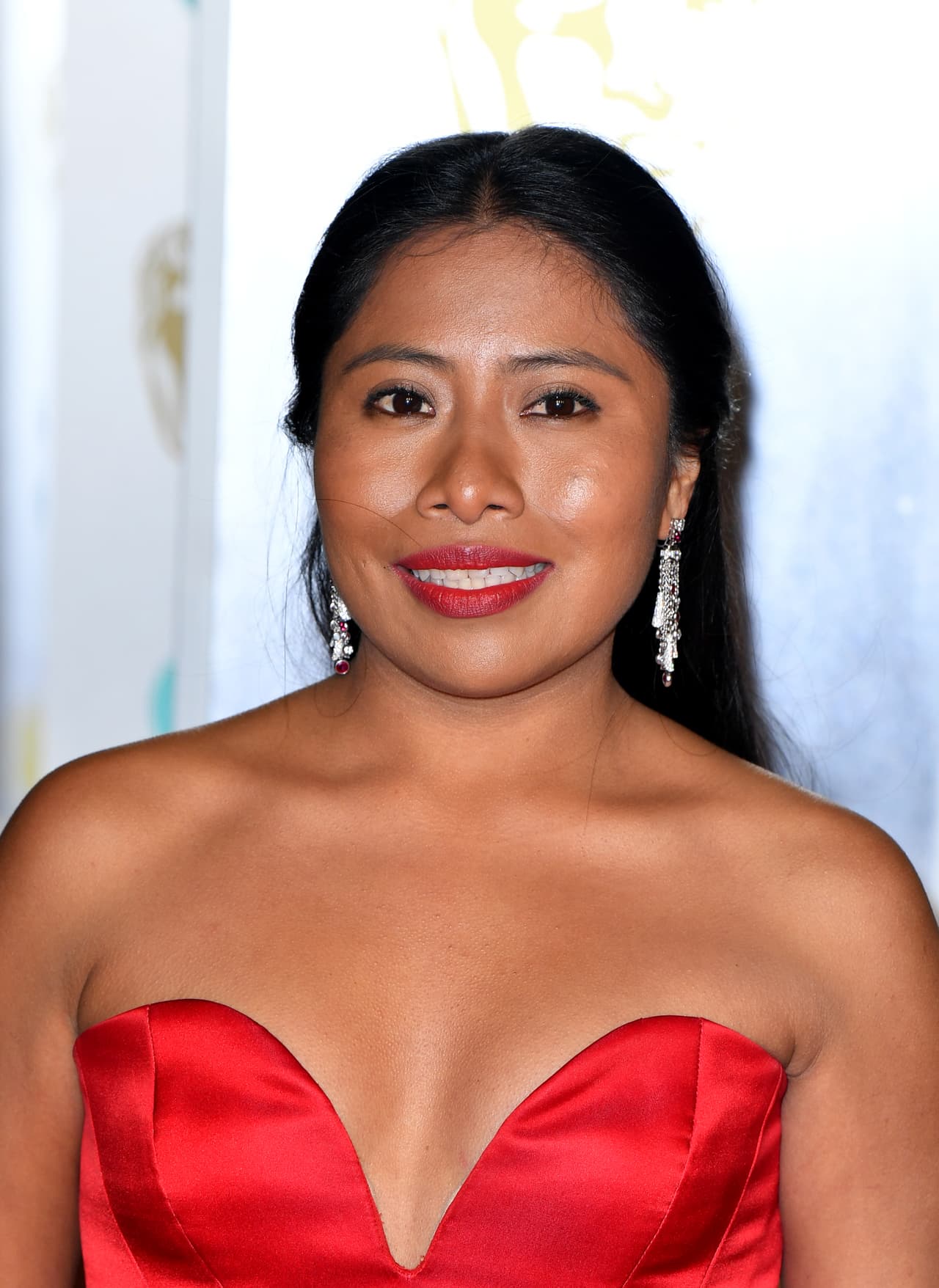 La inclusión de Yalitza por sus looks contrasta fuertemente con la marea de críticas que surgen sin cesar en redes sociales a sus atuendos y los titulares de la prensa latinoamericana, más acostumbrada a halagar los estilos europeos en las alfombras por
<i>default</i> que lidiar con el tipo de belleza de las mujeres indígenas.