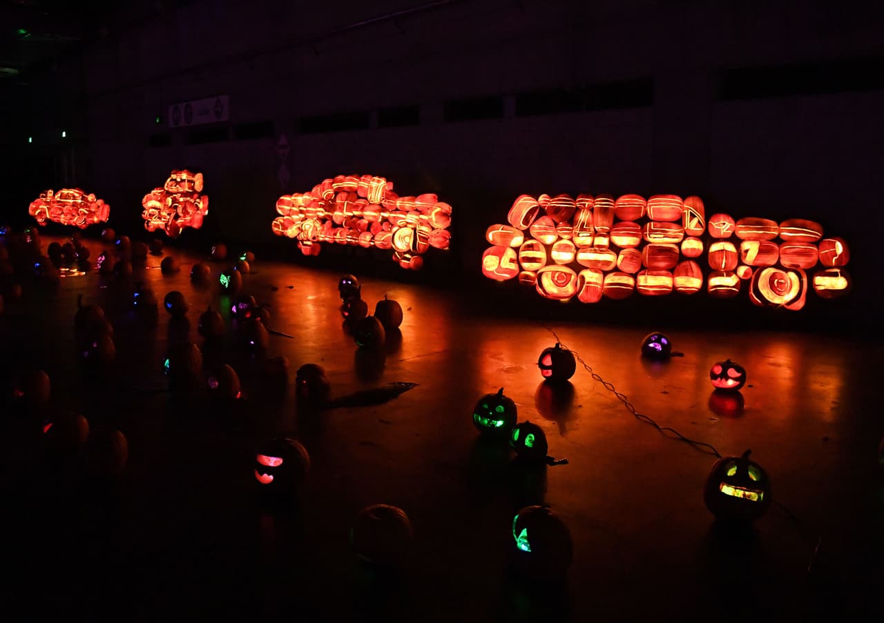 Los artistas que se encargar de tallar los frutos también utilizan calabazas sintéticas, ya que algunas figuras requieren el uso de herramientas artificiales.