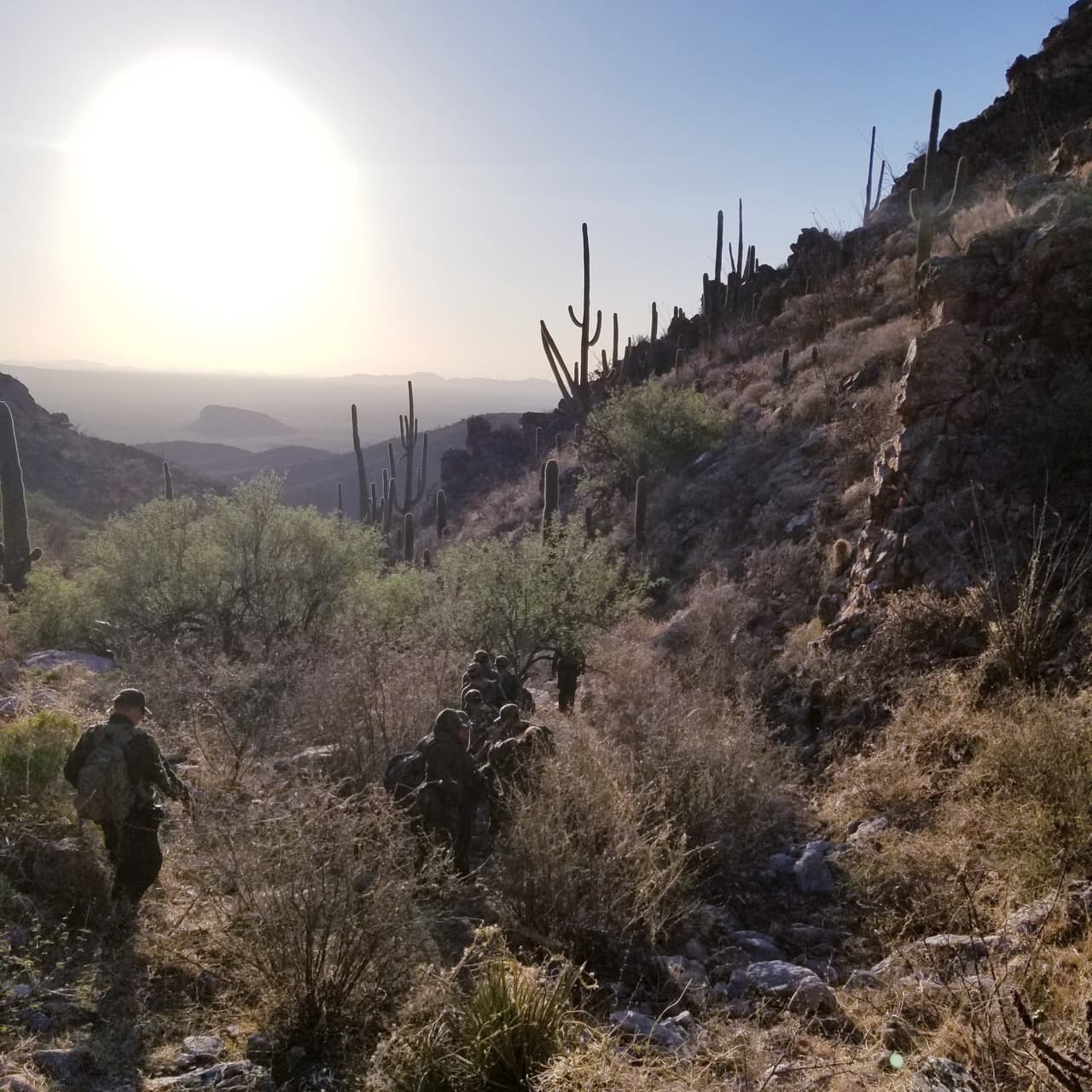 El equipo de aire de CBP respondió a una llamada de un grupo de presuntos inmigrantes en las montañas de Baboquivari, después de que fueran detectados por tecnología fronteriza. Los agentes del MRT del sector de Tucson abordo del helicóptero fueron dejados cerca y detuvieron a 11 indocumentados.