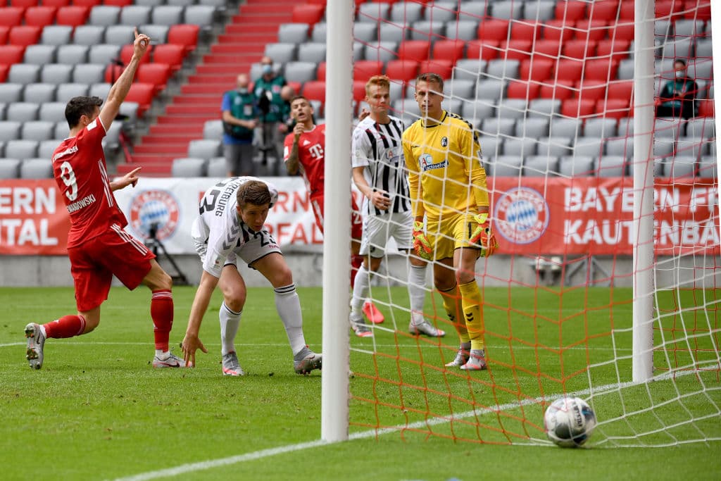 Robert Lewandowski marcó su primer gol del encuentro al 24’. Aprovechó un balón que rechazó Schwolow y, dentro del área chica, mandó el balón al fondo del arco tras rematar de cabeza.