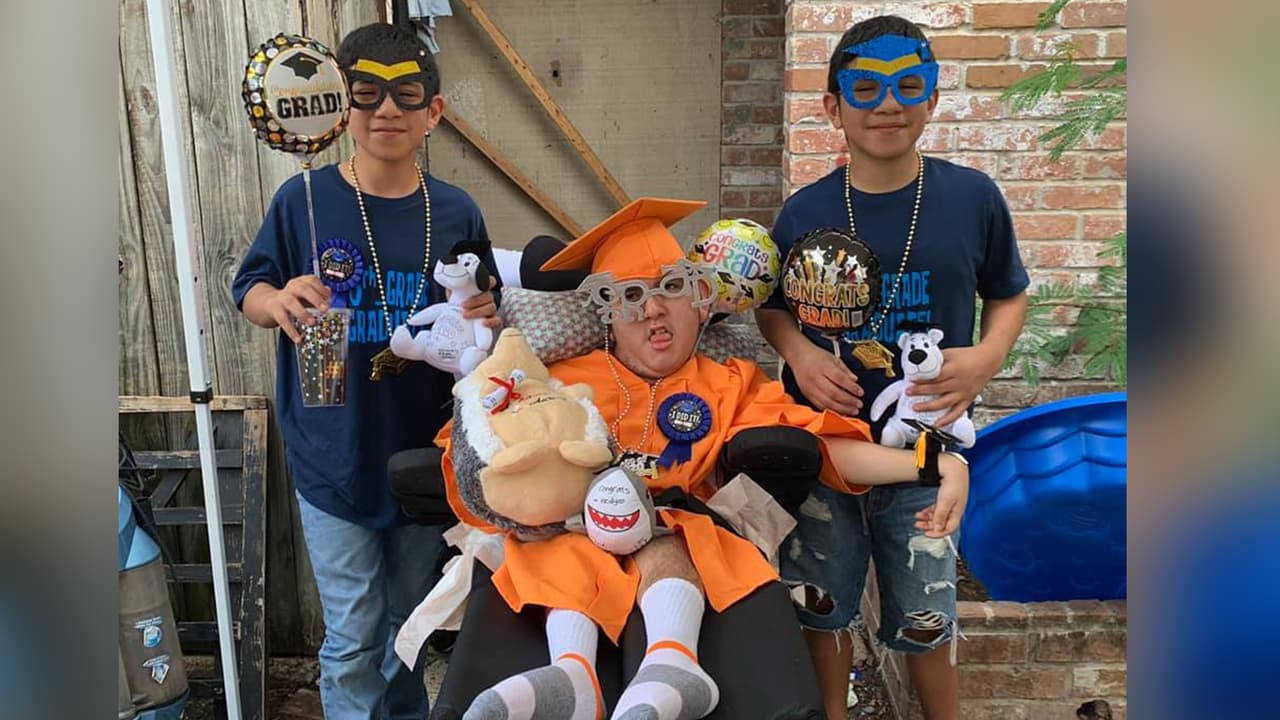 Wanda Martínez adoptó a Óscar cuando tenía 2 años. La mujer tiene tres hijos más y 20 nietos que la ayudan a cuidar al menor.