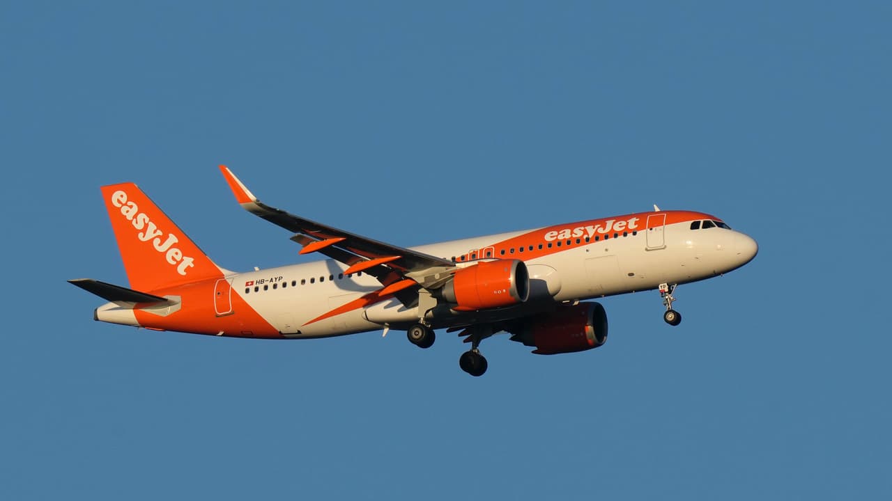 Pareja es descubierta teniendo relaciones sexuales en el baño de un avión en pleno vuelo