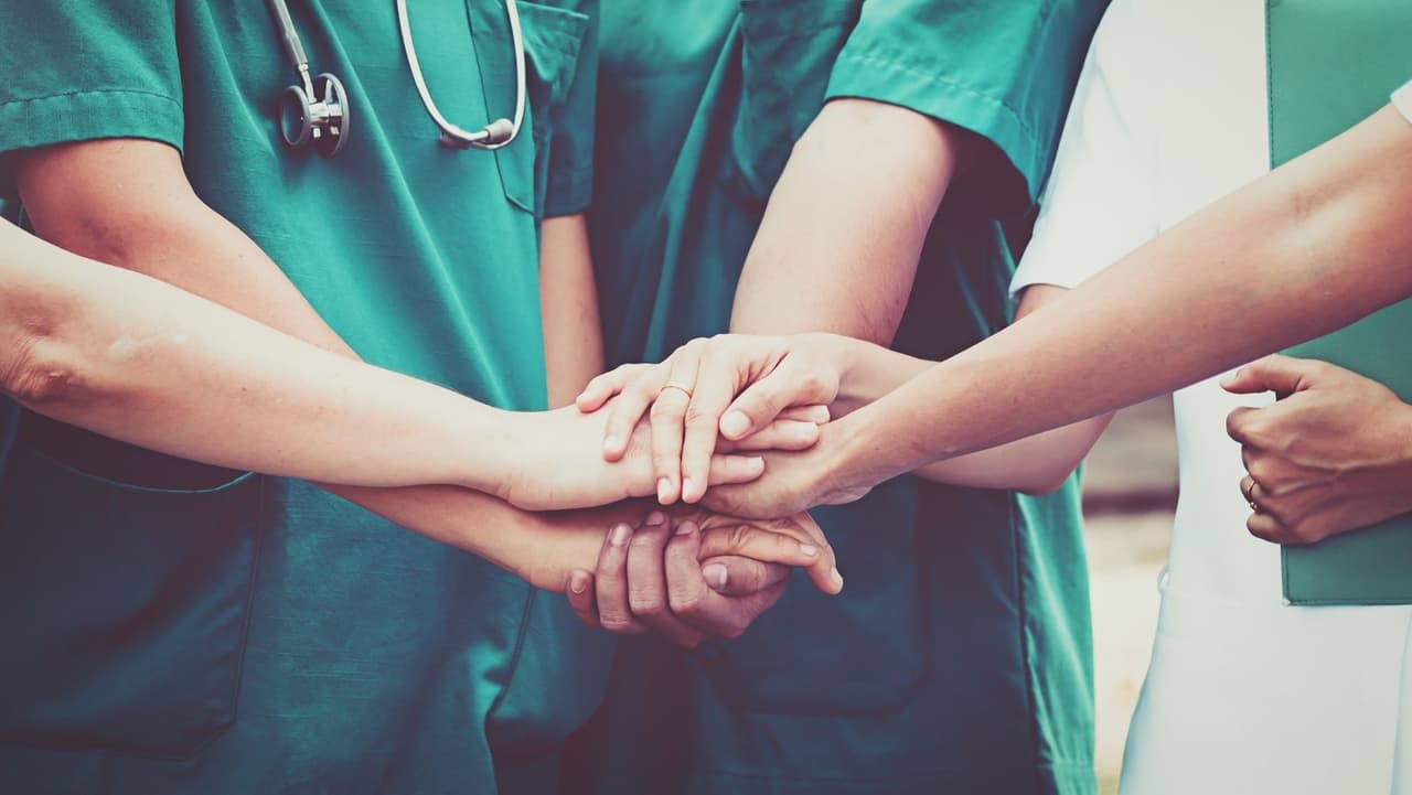 <b>• Abordar la escasez de auxiliares de enfermería</b>: los estudiantes que participan en programas de capacitación de auxiliares de enfermería aprobados por el estado ahora podrán tomar la parte de educación de su capacitación en línea en lugar de en persona. El objetivo es ayudar con la escasez de personal de atención médica en los centros de enfermería y brinda a los estudiantes la flexibilidad de tomar clases para adaptarse a sus horarios.
<br>