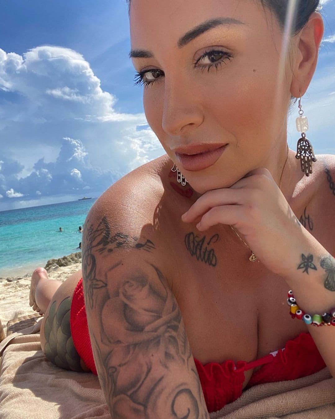 Aparte de la música, también tiene su propia línea de maquillaje, y es coach de bienestar.