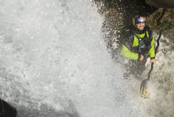 Rafael Ortiz bajo una pequeña cascada durante el Primer Descenso Red Bull: Proyecto Michoacán, en Uruapan, MI, México, 26 de Noviembre, 2013.