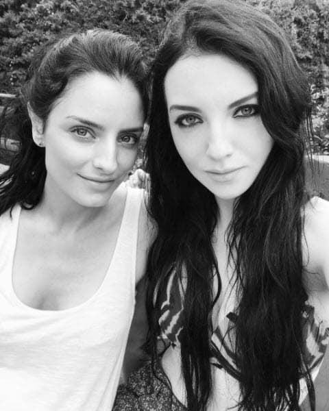 Al parecer también se lleva bien con sus cuñados, basta ver las fotos que ha compartido en su cuenta de Instagram, como en esta donde posa al lado de 
<b><a href="https://www.univision.com/temas/aislinn-derbez">Aislinn Derbez</a></b>.