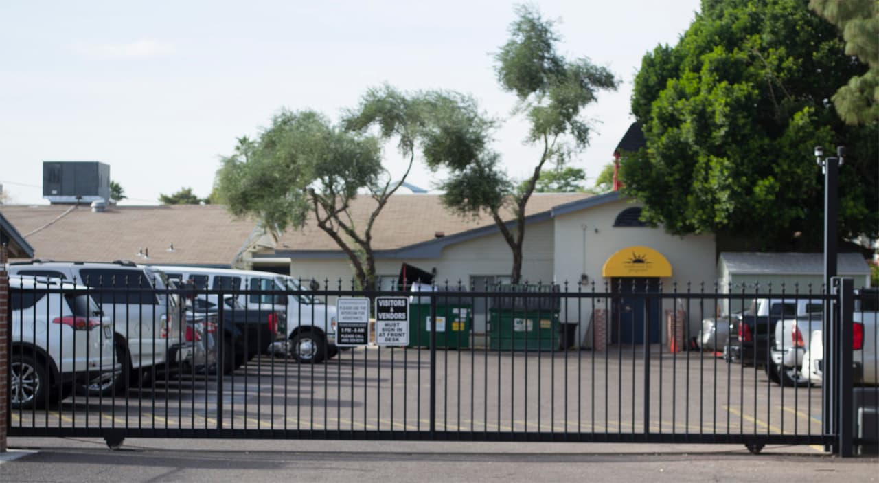 Decenas de menores en albergues de Arizona esperan ser reunificados con sus familias antes de Navidad