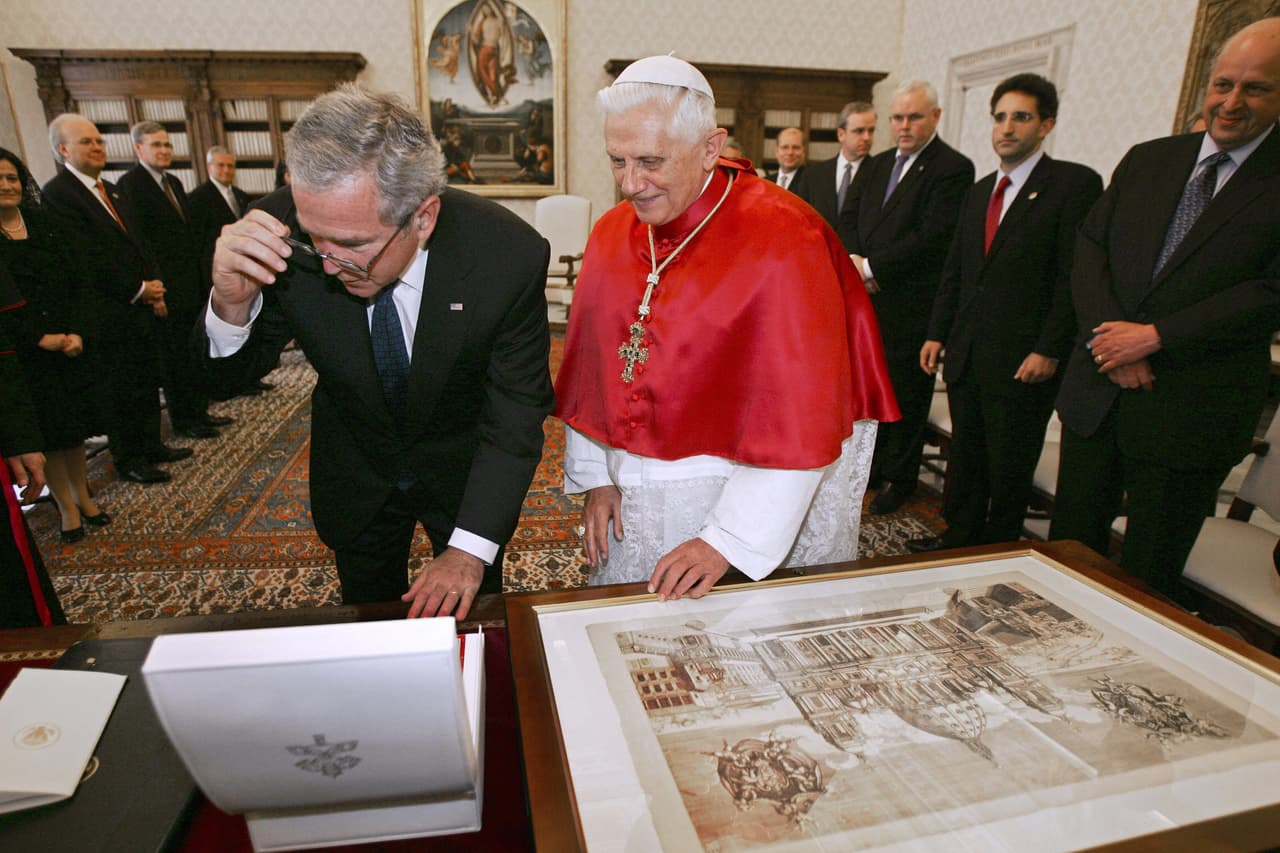 <b>Benedicto XVI y George W. Bush</b>
<br>
<br>En su primera audiencia con el sucesor de Juan Pablo II en junio de 2007 algunos criticaron el comportamiento informal de Bush. Se dirigió al alemán Joseph Ratzinger como "señor" en lugar de "su santidad" y en la reunión se reclinó hacia atrás en su silla sin reparar en formalidades. En 2013 el pontífice dimitió de su cargo y pasó a ser papa emérito.
<br>