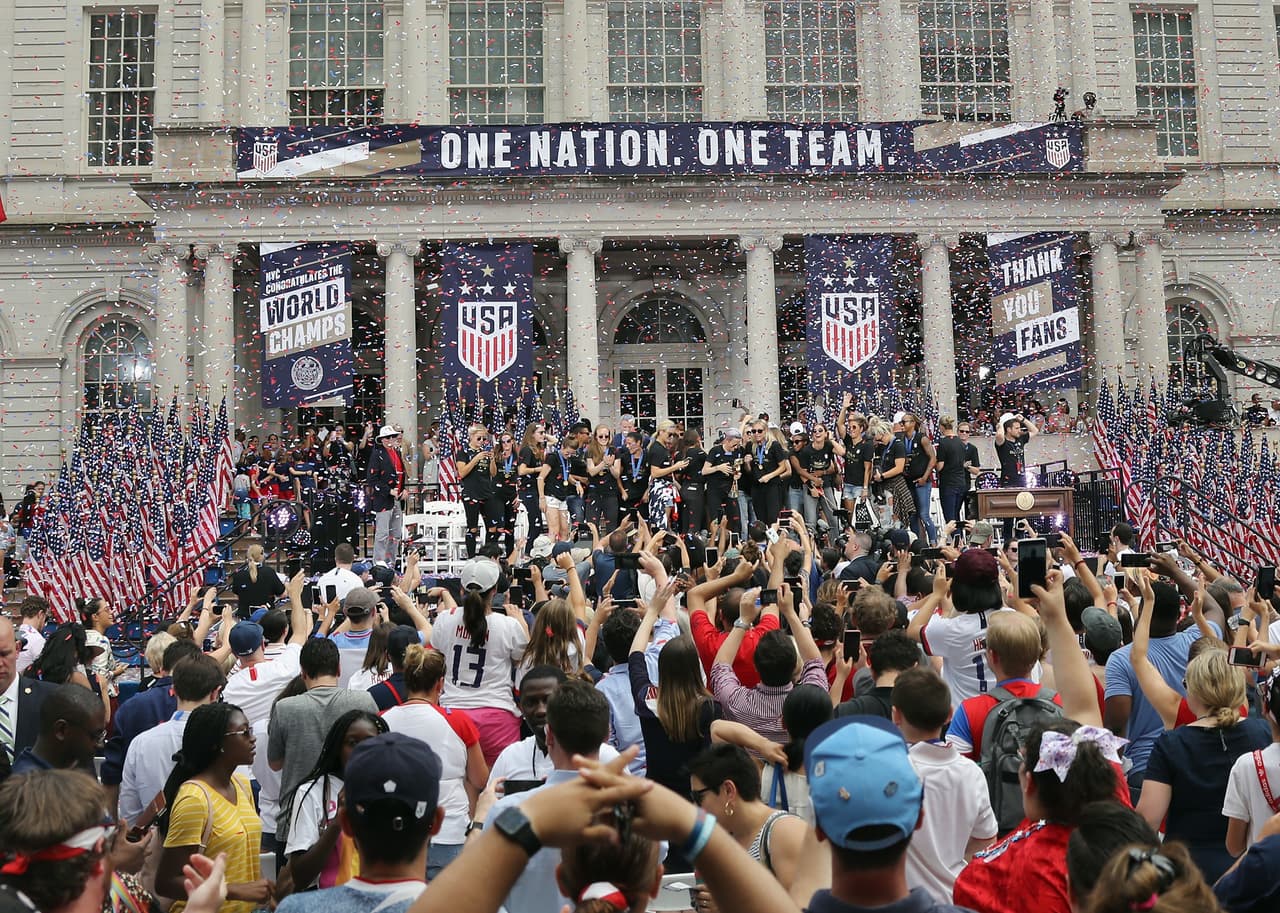 Miembros del Equipo Nacional de Fútbol Femenino de los Estados Unidos son honrados en una ceremonia en el Ayuntamiento el 10 de julio de 2019 en la ciudad de Nueva York. El honor siguió a un desfile de teletipos en el "Cañón de los Héroes" de Manhattan para celebrar su victoria en la medalla de oro en la Copa Mundial Femenina de Fútbol de 2019 en Francia. (Foto de Bruce Bennett/Getty Images)