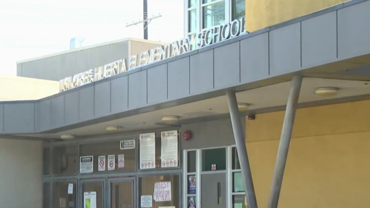 "Me siento triste": estudiantes de la primaria Dolores Huerta en LA recuerdan el legado de la activista