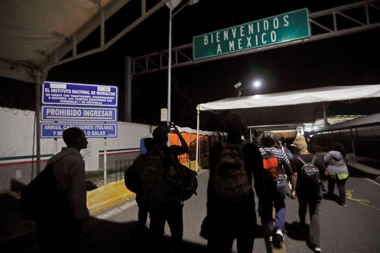 Hundreds of Central American migrants crossed from Guatemala to Mexico at dawn on Friday without passing security controls. Esteban Biba / EFE