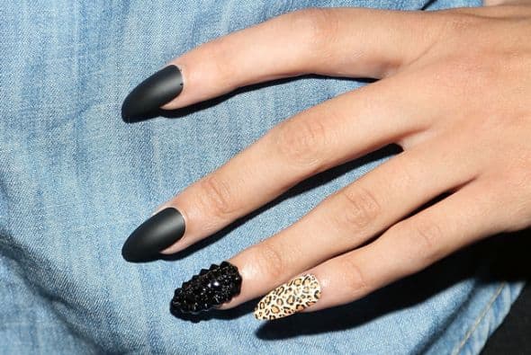 El negro puro es otro acierto, si quieres romper un poco el 'look' monocromático decora una uña con un 'pattern' divertido.