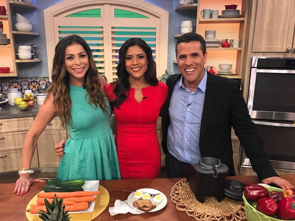 Lourdes Stephen, Francisca y Marco mandando saludos desde la cocina de Despierta América.