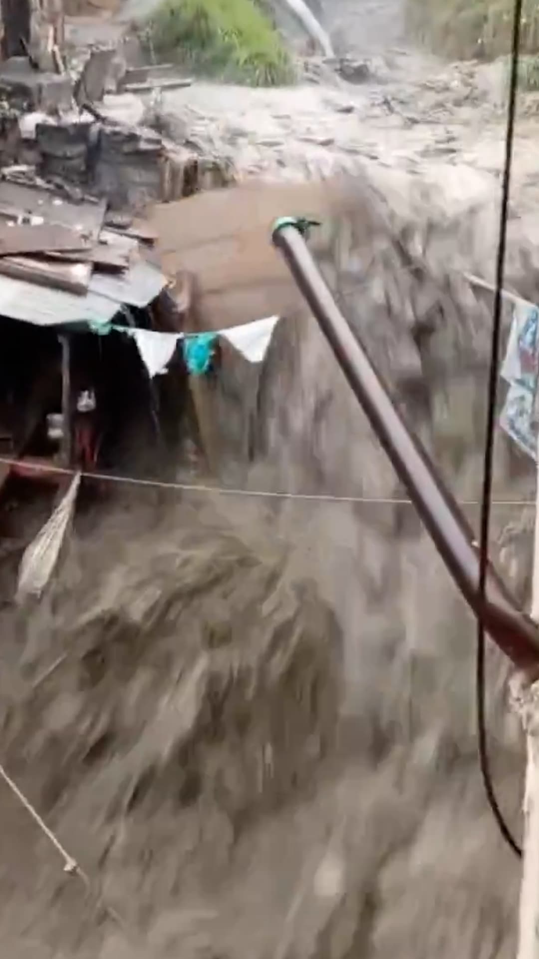 Las calles de Colombia se convirtieron en ríos tras las fuertes lluvias que provocaron inundaciones