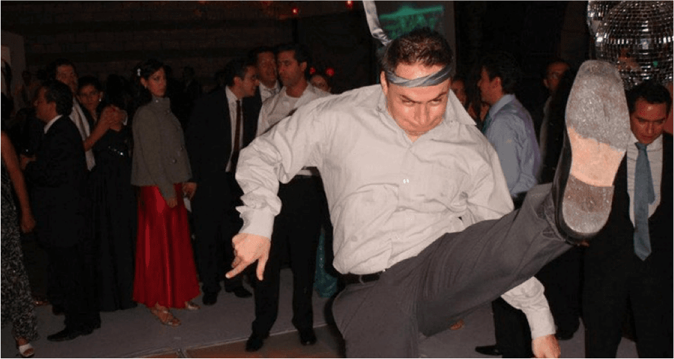 6. Corbata en la cabeza: Por último y no menos importante. El clásico papá divertido que celebra con su corbata en la cabeza. A él nada mejor que un kit para rasurarse. Si tu presupuesto lo permite, se sugiere añadirle tijeritas para arreglar la barba.