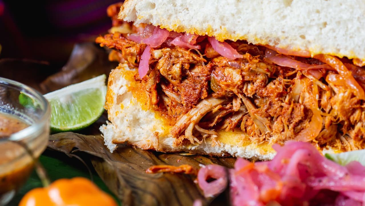 <b>Roast Pork Sandwich</b>: Este sándwich es un competidor cercano a un Philly cheesesteak. El sándwich de cerdo asado contiene cerdo asado a fuego lento y queso provolone. Puedes comprar este delicioso sándwich en la mayoría de los lugares de Filadelfia.