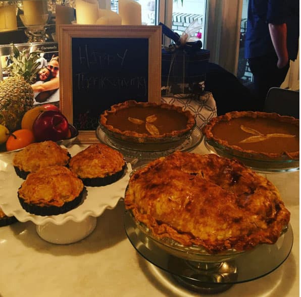 Jennifer Lopez compartió parte de su cena, junto a un mensaje de paz y amor.