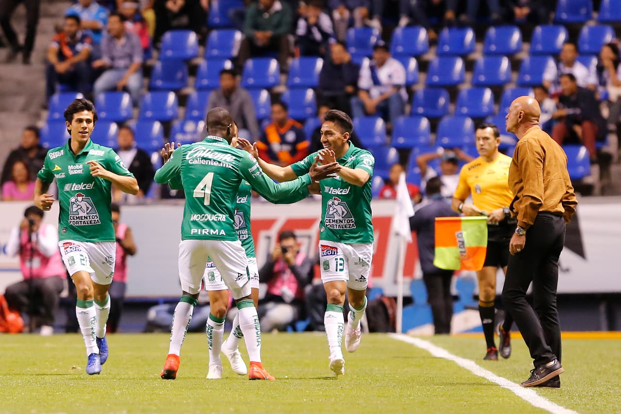 El 1-0 de Ángel Mena (centro) le permite llegar a 12 goles en 14 partidos del
<a href="https://www.univision.com/deportes/futbol/liga-mx/*">Clausura 2019</a>, confirmando un rendimiento al máximo nivel.