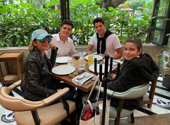 Encontró el impulso para seguir en su familia, "me doy cuenta que Dios aprieta, pero no ahorca. Siento tristeza por la pérdida de mi madre, pero pienso en ella y en mis hijos y eso me ayuda a salir adelante".