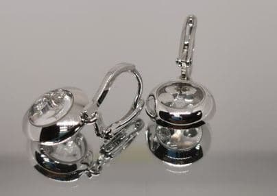 Dentro de las piezas para mujeres se encuentran un lote de tres pares de aretes con diamantes de la marca Chopard, con un precio de salida de 254,200 pesos (13,329.99 dólares)
<br>