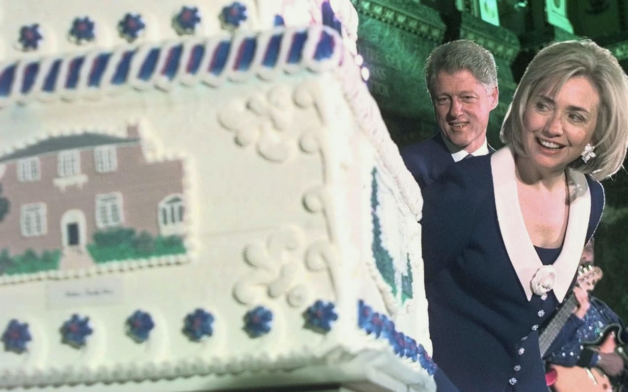Esa misma noche cortó un pastel de 300 libras en una celebración realizada el centro cultural de Chicago, junto a su esposo y presidente Bill Clinton, y otros 1,000 invitados.
