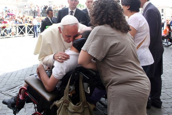Como el pasado 26 de junio cuando el Papa se acercó a saludar a un niño discapacitado al salir de la Plaza de San Pedro al final de su audiencia semanal.