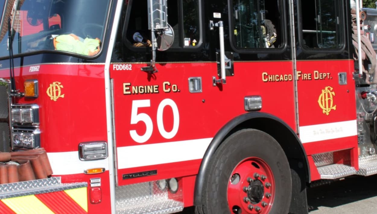 Conductor choca contra camión de bomberos en Bronzeville: 6 personas hospitalizadas