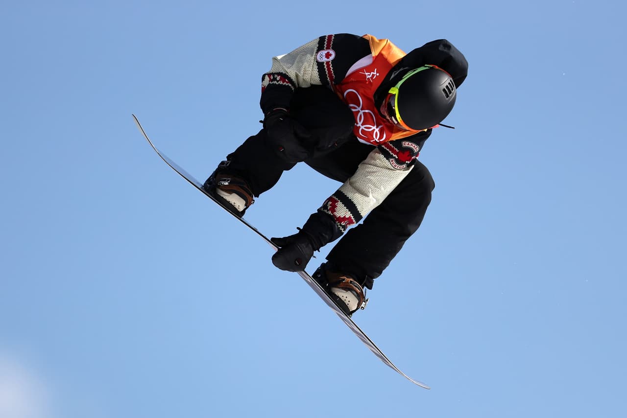 En esta disciplina, los jueces evalúan los trucos que se hacen en una pista con enormes saltos, en la que los más técnicos y difíciles, así como la altura y la velocidad, aumentan la puntuación.