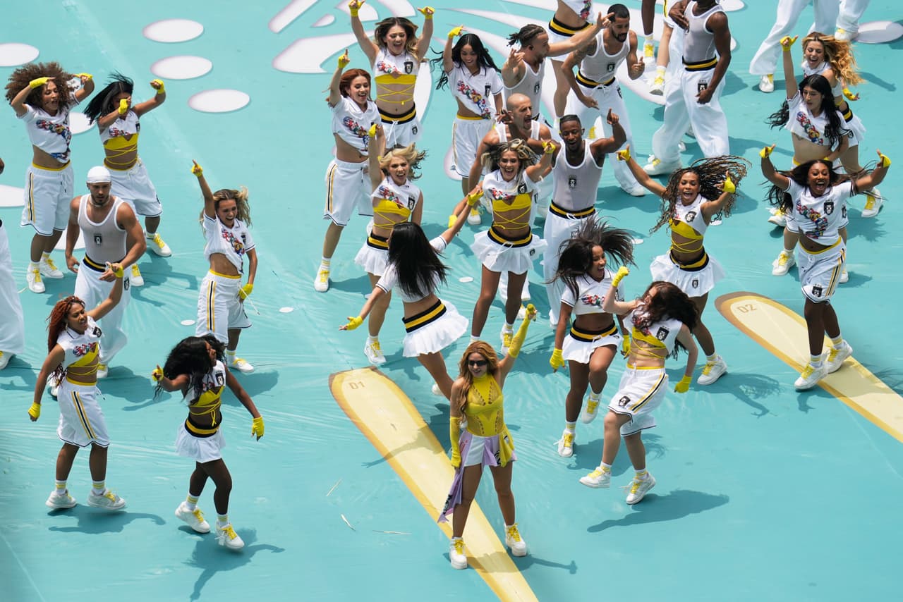 La cantante Shakira actúa en el campo durante la ceremonia de apertura previa al partido del Grupo A de la Copa Mundial de fútbol entre México y Sudáfrica, en Ciudad de México.
