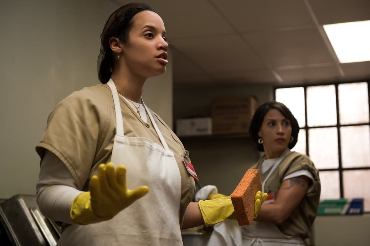 En la cocina, Daya (Dascha Polanco) y su madre, Aleida (Elizabeth Rodriguez).