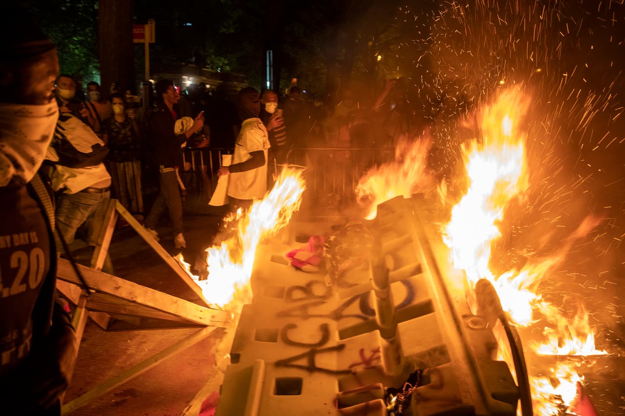Los manifestantes violentos destrozaron ventanas de edificios prominentes, volcaron automóviles y provocaron incendios a pocas cuadras de la Casa Blanca.