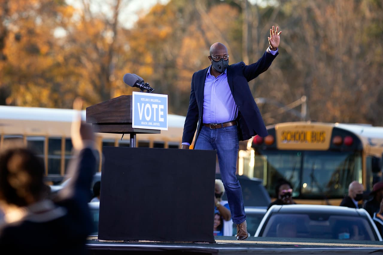 El candidato demócrata al Senado, el reverendo Raphael Warnock, sube al escenario en un autoevento, el domingo 3 de enero de 2021, en Savannah, Georgia, a solo dos días de la elección de segunda vuelta que se celebra este martes 5 de enero.