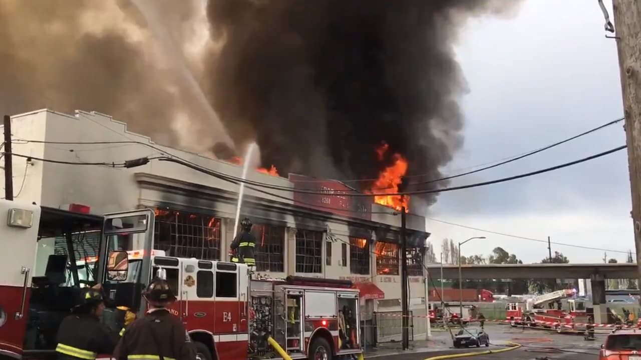 Rescatan a 20 personas con vida de un voraz incendio en una bodega de Oakland