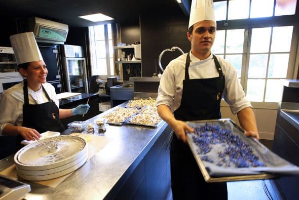 26. Arzumendi en Larrabetzu, España. 27. Le Chateaubriand en París, Francia. 28. Aguamarina en Wolfsburg, Alemania. 29. De Librije en Zwolle, Países Bajos. 30. Per Se en Nueva York, EU. 31. L'Atelier Saint-Germain de Joel Robuchon en París, Francia. 32. Attica en Melbourne, Australia. 33. Nihonryori Ryugin en Tokio, Japón. 34. Asador Etxebarri en Atxondo, España. 35. Martín Berasategui en San Sebastián, España. 36. Mani en Sao Paulo, Brasil. 37. Restaurant André en Singapur. 38. L'Astrance en París, Francia. 39. Piazza Duomo en Alba, Italia. 40. Daniel en Nueva York, EU. 41. Quique Dacosta en Dénia, España. 42. Geranio en Copenhague, Dinamarca. 43. Schloss Schauenstein en Fürstenau, Suiza. 44. El French Laundry en Yountville, EU. 45. Hof Van Cleve en Kruishoutem, Bélgica. 46. Le Calandre en Rubano, Italia. 47. The Fat Duck en Bray, Reino Unido. 48. El Test Kitchen en Ciudad del Cabo, Sudáfrica. 49. Coi en San Francisco, EU. 50. Waku Ghin en Singapur.