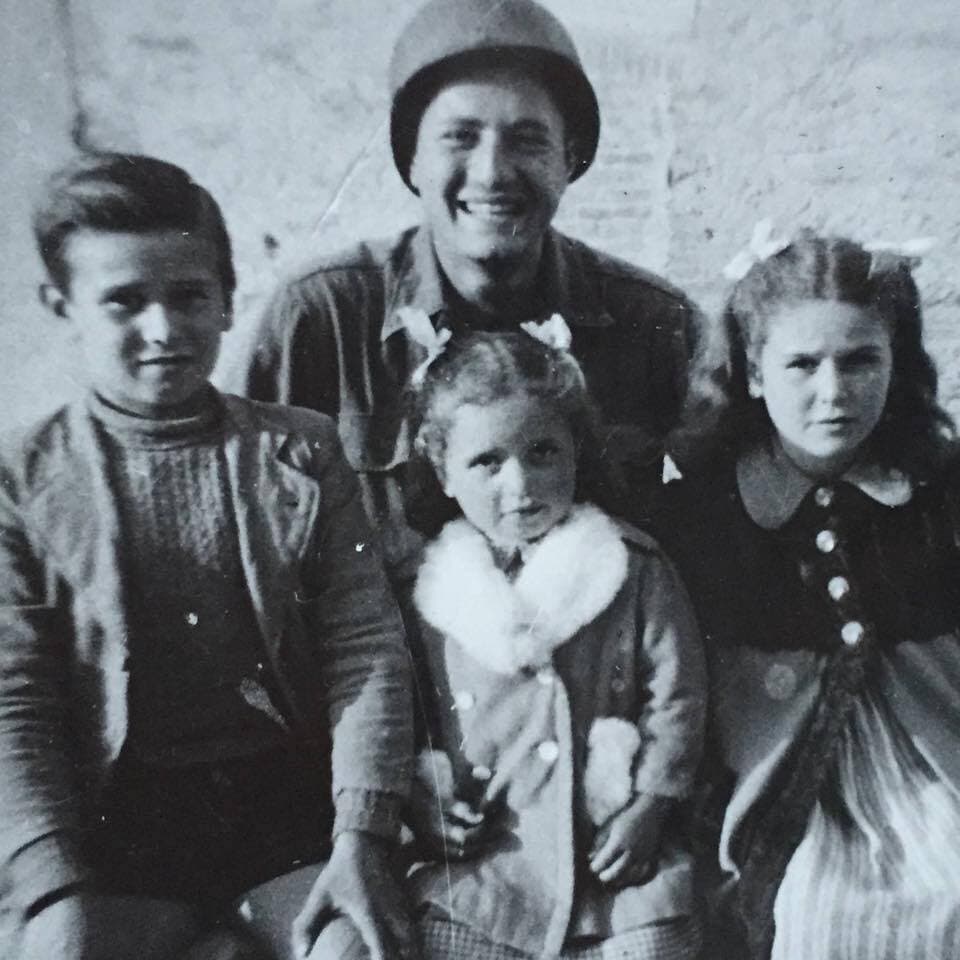 La increíble historia del hombre que halló 76 años después a los 3 niños que casi mató en la Segunda Guerra Mundial