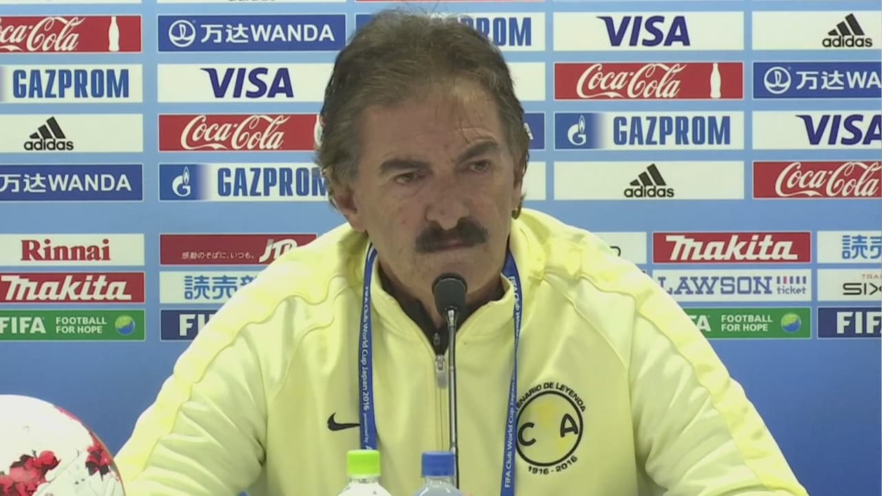 La Volpe se enojó cuando le preguntaron sobre si saludaría a Zidane