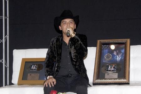 En septiembre de 2017 Christian Nodal obtuvo Disco Multiplatino en Estados Unidos y Doble Disco de Platino más Oro en México, por las descargas y reproducciones de su éxito 'Adiós amor'.