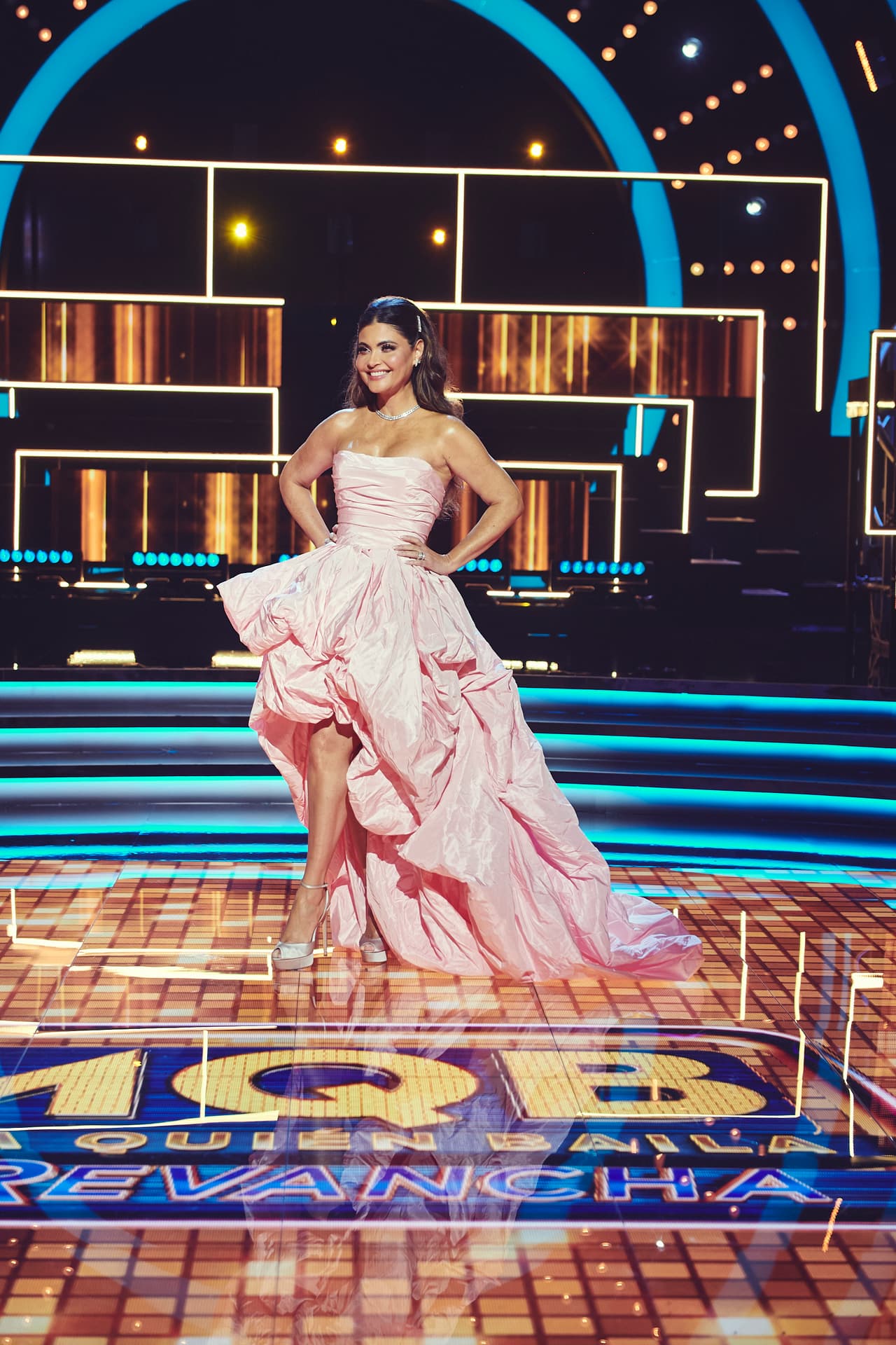 Para esta ocasión tan especial, Chiqui lució un vestido de gala en color rosa, con cola y en strapless, que combinó con unos zapatos plateados con pedrería.