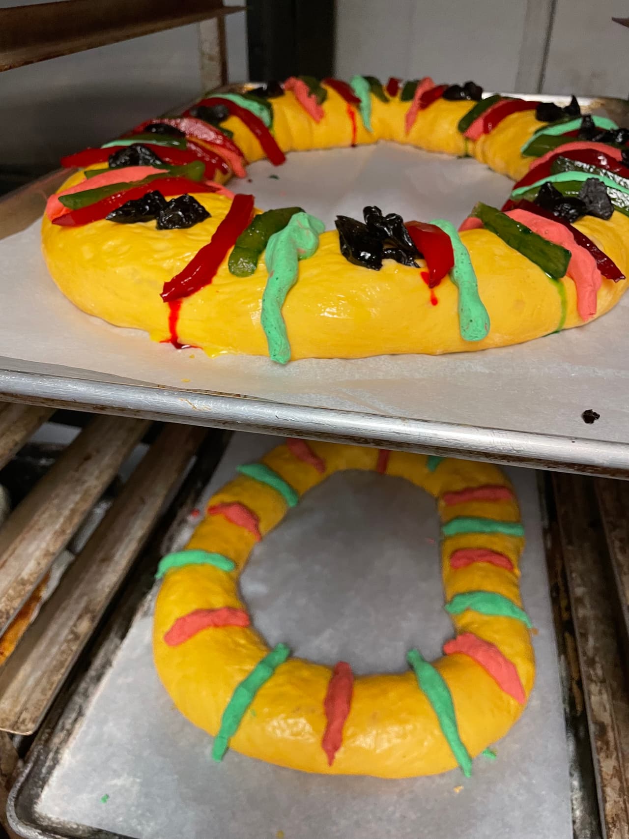 La rosca de reyes nos recuerda el pasaje bíblico en el que los Reyes Magos llegan a Belén en busca del niño Dios para adolarlo. El origen de la rosca de reyes es una tradición que tuvo sus comienzos en la Edad Media (siglo XIV) en países europeos como Francia y España que poco tiempo después, llegó a México durante la conquista. Desde entonces es costumbre partir una rosca de pan, la cual se caracteriza por tener forma circular, símbolo del amor eterno de Dios que no tiene principio ni fin, según la página del gobierno de México.