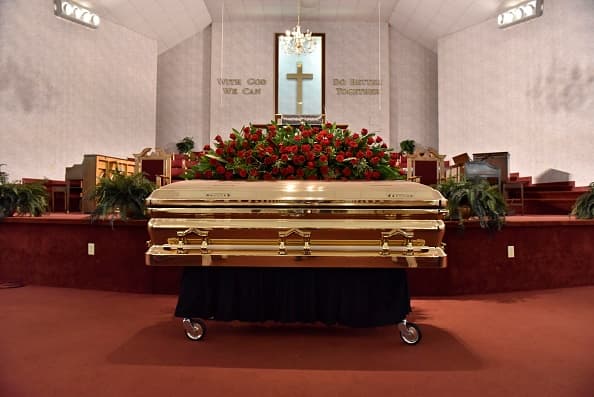 El ataúd con los restos de George Floyd en la Iglesia de Raeford.