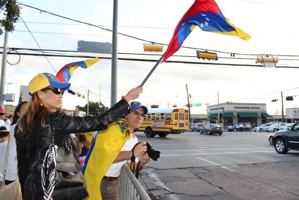 A cantos y gritos pidieron paz y libertad en la calle Westheimer, una de las más transitadas de Houston. 
