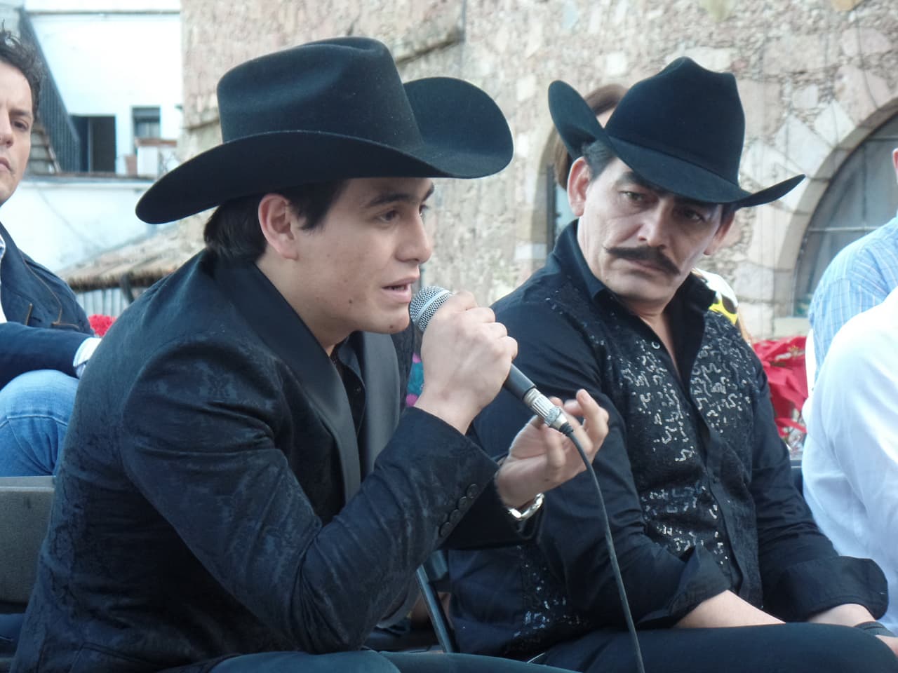 Ambos hermanos agradecieron por el cariño que la gente le tiene al "Rey del jaripeo" y aseguraron que verán un trabajo de calidad.